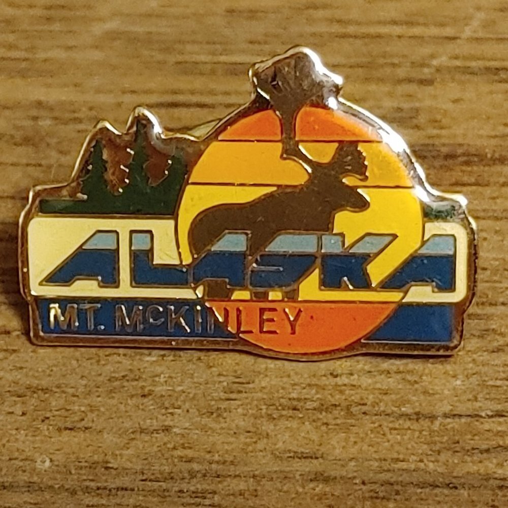 RETRO Alaska Mt. McKinley PIN Mt. Denali SKI Gold Tone